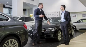 Un professionnel de l'automobile en rendez-vous avec un client.